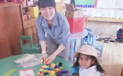 ペルーの保育園でチャイルドケア支援に取り組む日本人高校生ボランティア